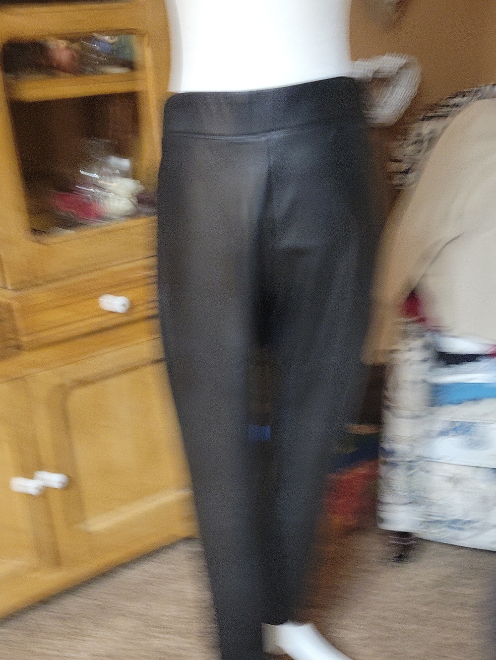 NWT SIMPLY VERA WANG Classic Black Faux Leather Leggings - Women M